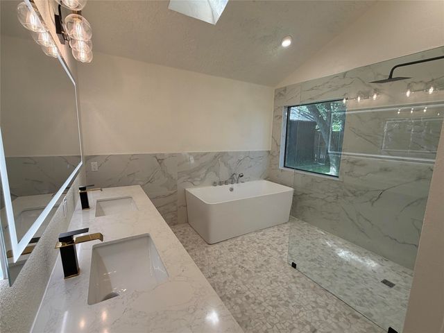 2200 Sand Creek Court, Arlington, TX 76006
