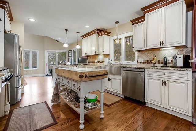 196 Glenview Street, Lake Quivira, KS 66217