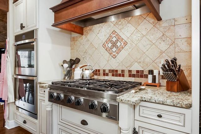 196 Glenview Street, Lake Quivira, KS 66217