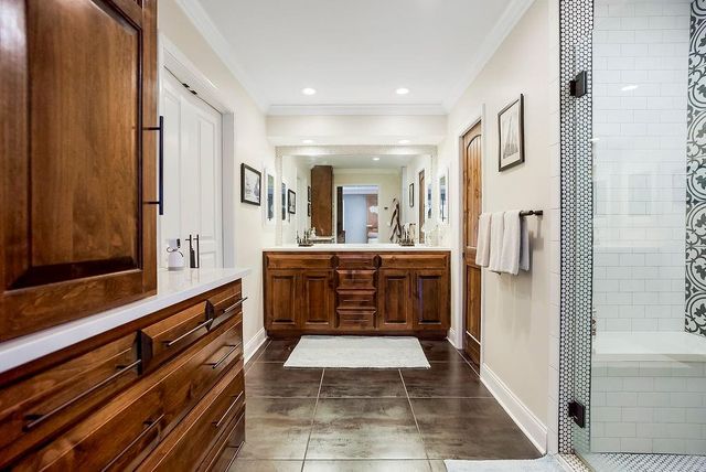 196 Glenview Street, Lake Quivira, KS 66217