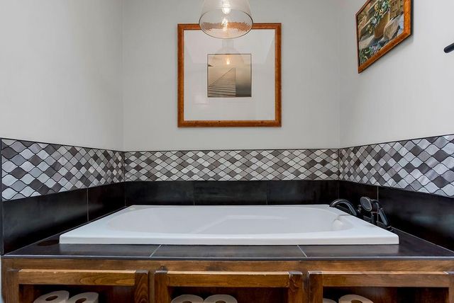 196 Glenview Street, Lake Quivira, KS 66217