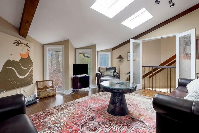 196 Glenview Street, Lake Quivira, KS 66217