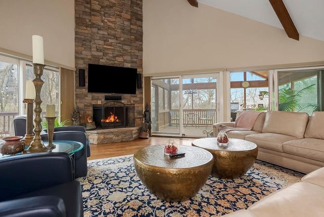 196 Glenview Street, Lake Quivira, KS 66217