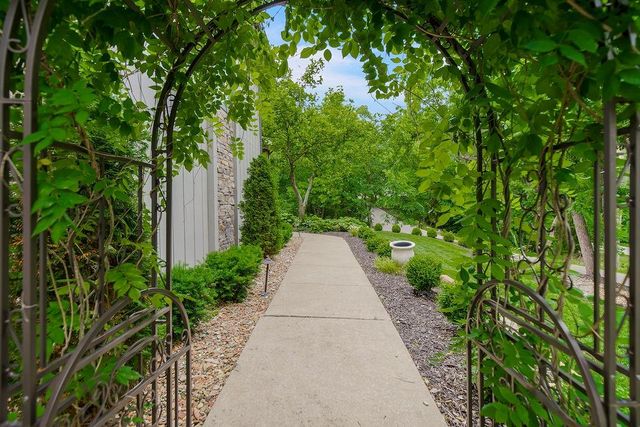 196 Glenview Street, Lake Quivira, KS 66217
