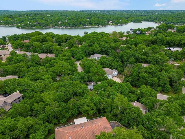 196 Glenview Street, Lake Quivira, KS 66217