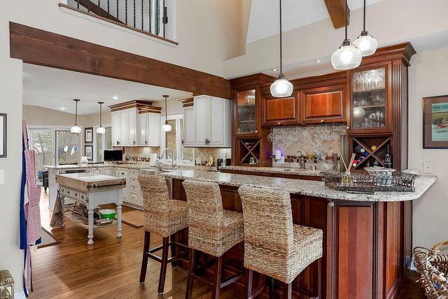 196 Glenview Street, Lake Quivira, KS 66217