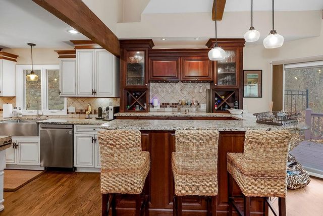 196 Glenview Street, Lake Quivira, KS 66217