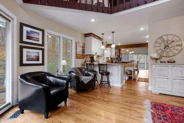 196 Glenview Street, Lake Quivira, KS 66217