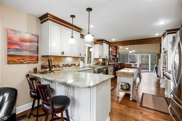 196 Glenview Street, Lake Quivira, KS 66217