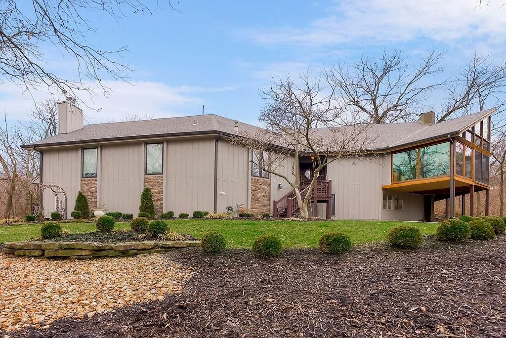 196 Glenview Street, Lake Quivira, KS 66217