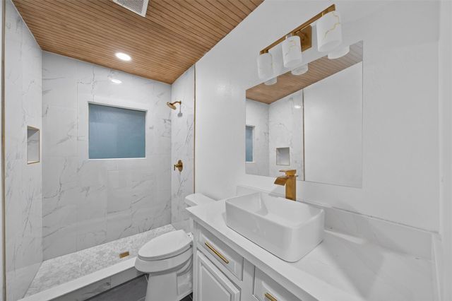 310 Nasturtium Street, Lake Jackson, TX 77566