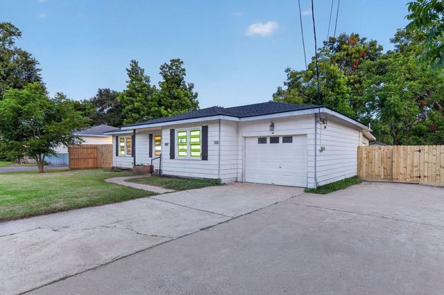 310 Nasturtium Street, Lake Jackson, TX 77566