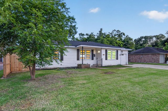 310 Nasturtium Street, Lake Jackson, TX 77566