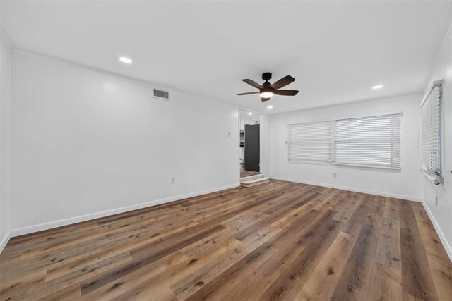 310 Nasturtium Street, Lake Jackson, TX 77566