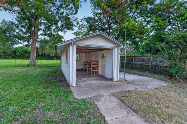 310 Nasturtium Street, Lake Jackson, TX 77566