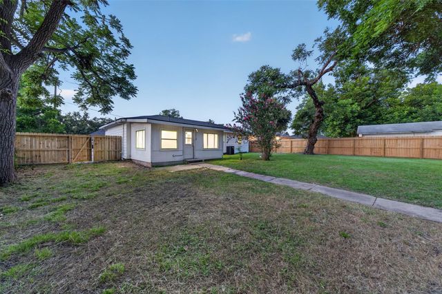 310 Nasturtium Street, Lake Jackson, TX 77566