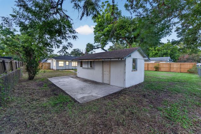 310 Nasturtium Street, Lake Jackson, TX 77566