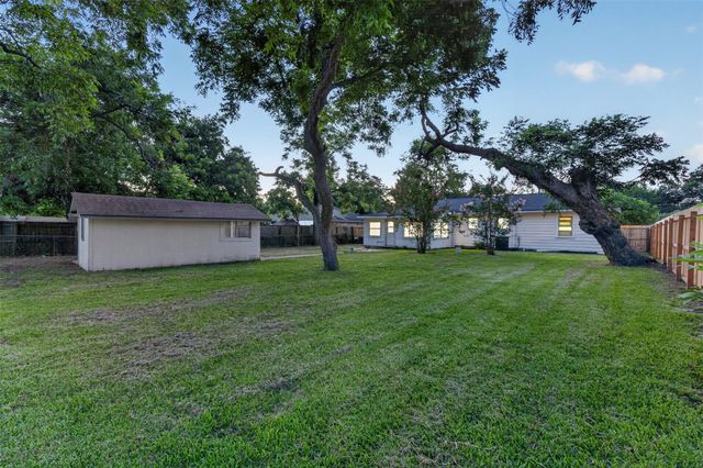 310 Nasturtium Street, Lake Jackson, TX 77566