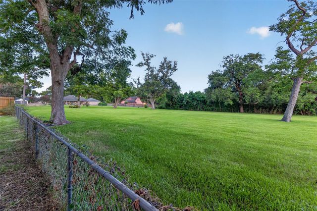 310 Nasturtium Street, Lake Jackson, TX 77566