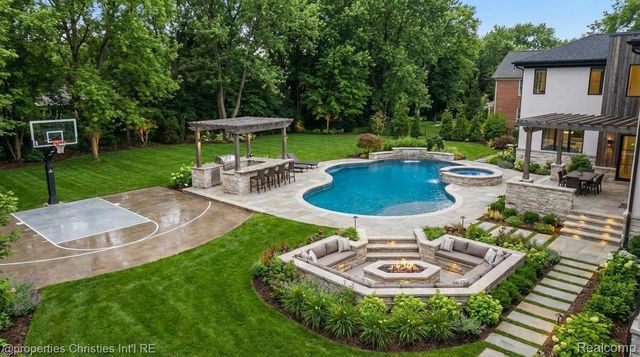 852 Puritan Avenue, Birmingham, MI 48009