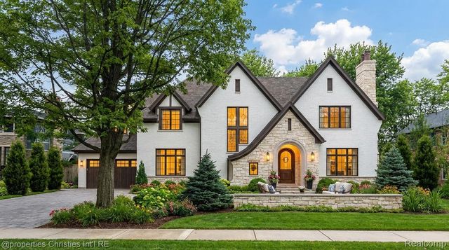 852 Puritan Avenue, Birmingham, MI 48009