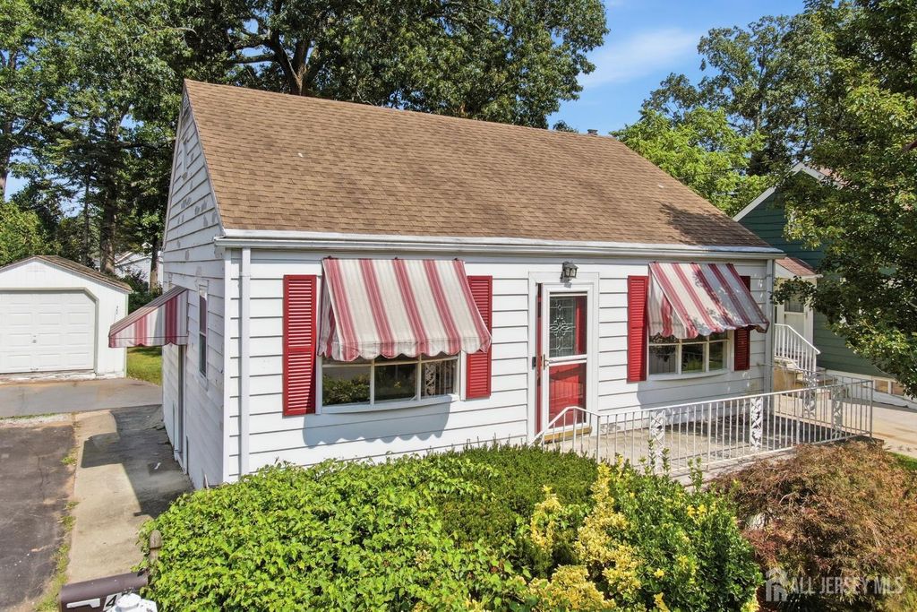 42 Brookwood Road, Spotswood, NJ 08884