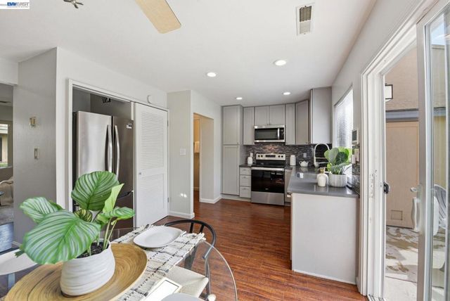 27864 Hummingbird Ct, Hayward, CA 94545