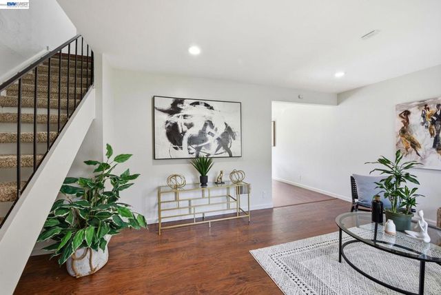 27864 Hummingbird Ct, Hayward, CA 94545