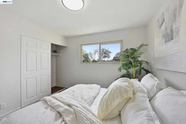 27864 Hummingbird Ct, Hayward, CA 94545