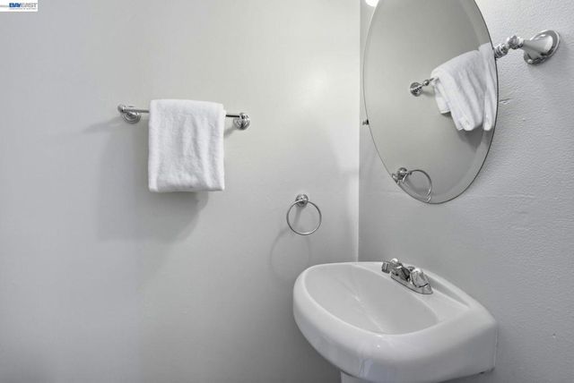 27864 Hummingbird Ct, Hayward, CA 94545