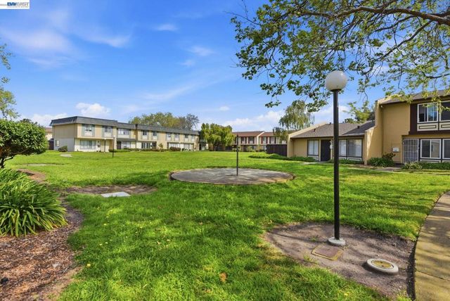 27864 Hummingbird Ct, Hayward, CA 94545