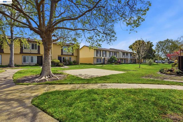 27864 Hummingbird Ct, Hayward, CA 94545