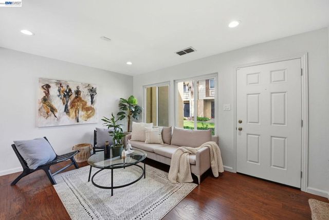 27864 Hummingbird Ct, Hayward, CA 94545