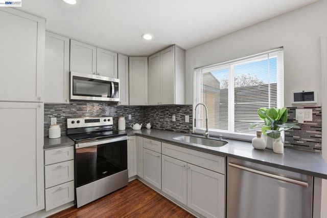 27864 Hummingbird Ct, Hayward, CA 94545