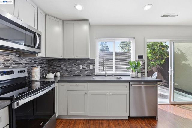 27864 Hummingbird Ct, Hayward, CA 94545