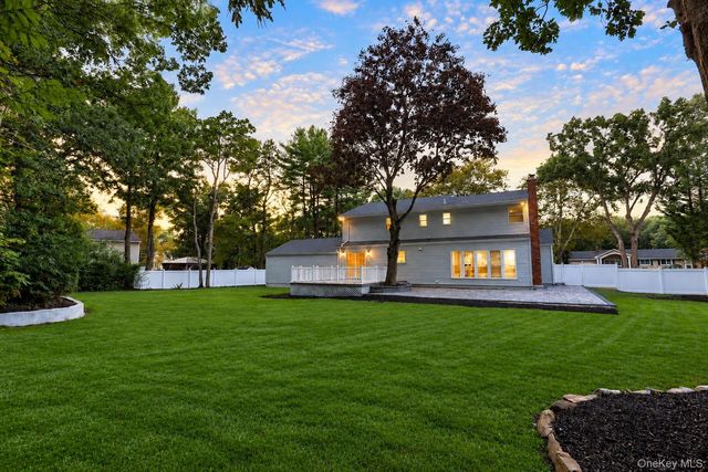 140 Seaman Neck Road, Dix Hills, NY 11746