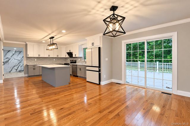 140 Seaman Neck Road, Dix Hills, NY 11746