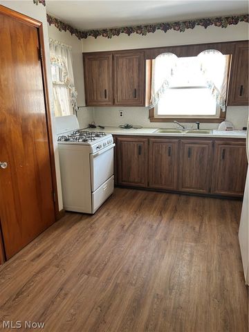 1718 Parkman Road NW, Warren, OH 44485