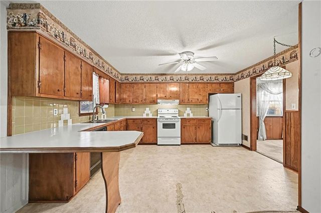 112 Helen Street, Excelsior Springs, MO 64024