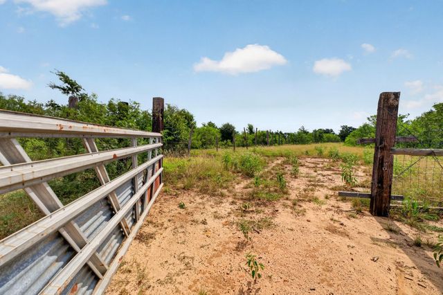 1689 Fm 2104, Paige, TX 78659