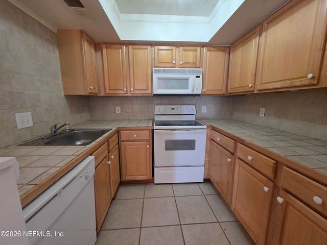 1603 CHALLENGER Court W 1603, Jacksonville, FL 32233