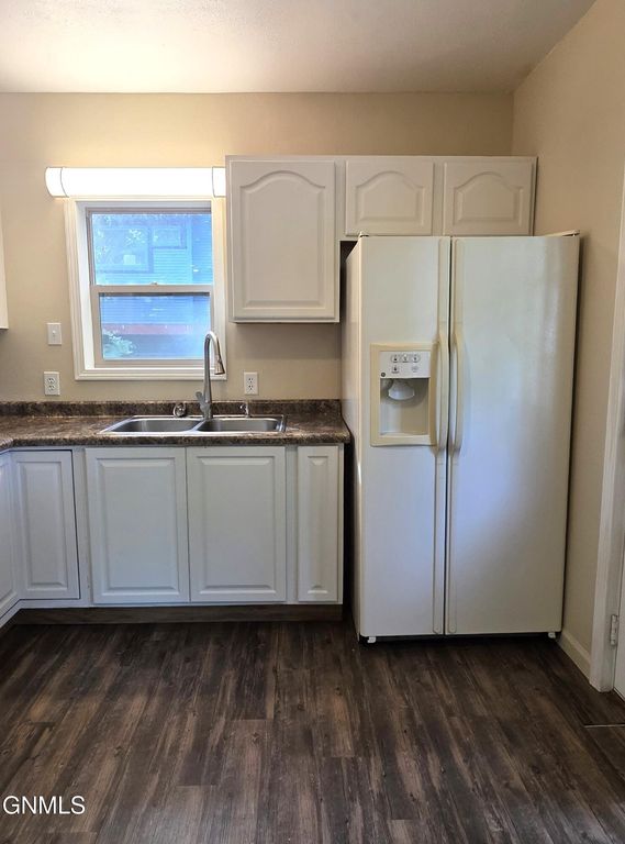 828 4th Avenue SW, Valley City, ND 58072 photo 5