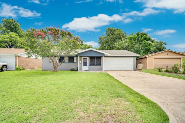 1744 Gill Street, Blue Mound, TX 76131