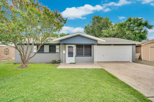 1744 Gill Street, Blue Mound, TX 76131