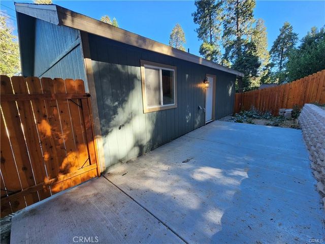 23511 Lake Dr, Crestline, CA 92325