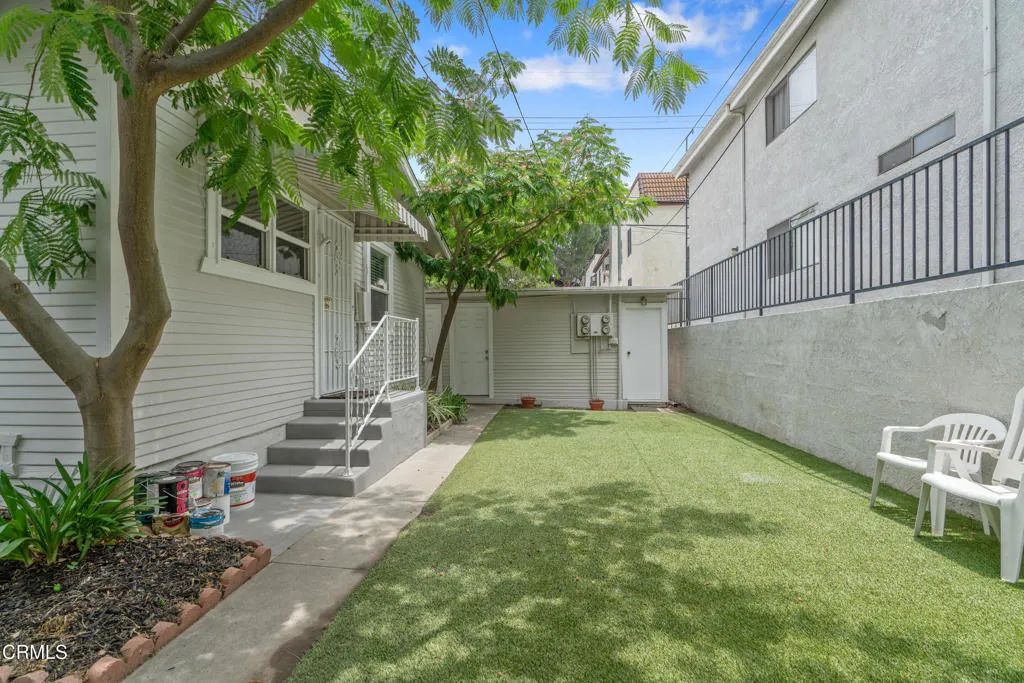 Image 12 of property listing at 610 E Angeleno Avenue A, Burbank, CA 91501