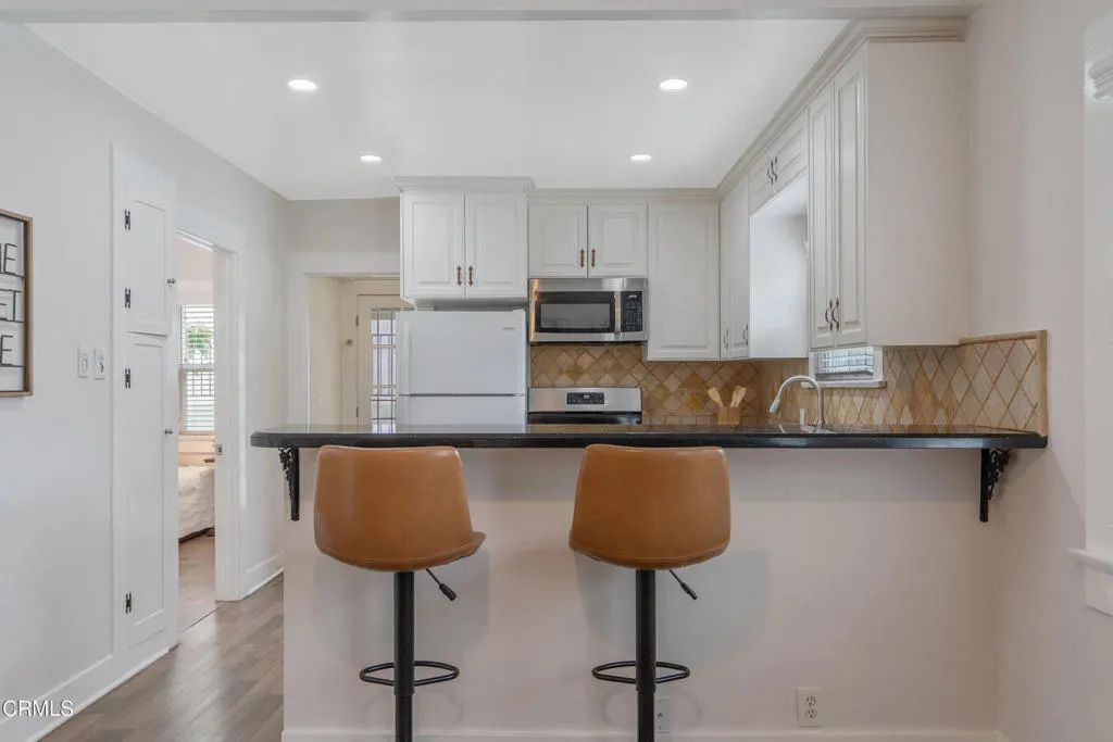 Image 5 of property listing at 610 E Angeleno Avenue A, Burbank, CA 91501