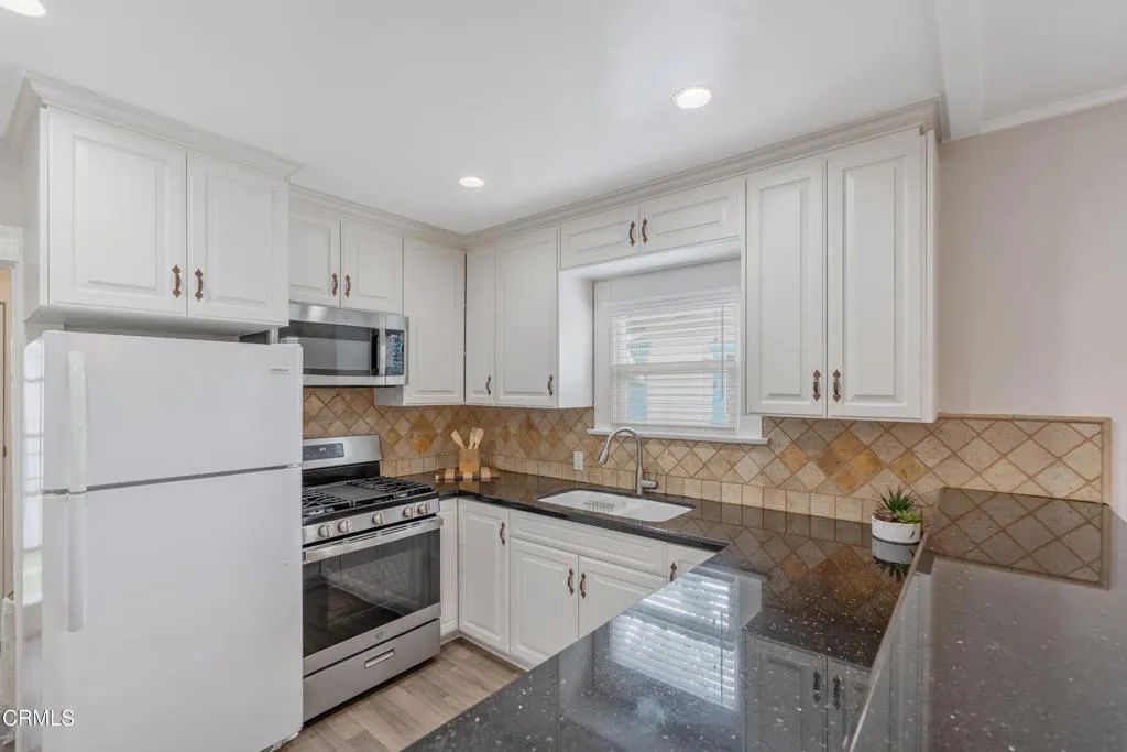 Image 6 of property listing at 610 E Angeleno Avenue A, Burbank, CA 91501