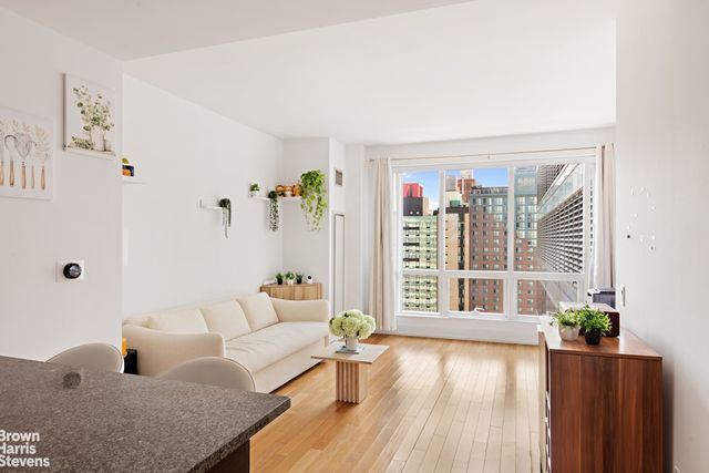 350 W 42nd St Apt 28H, New York City, NY 10036