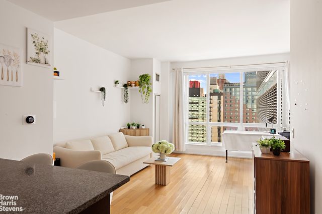 350 W 42nd St Apt 28H, New York City, NY 10036